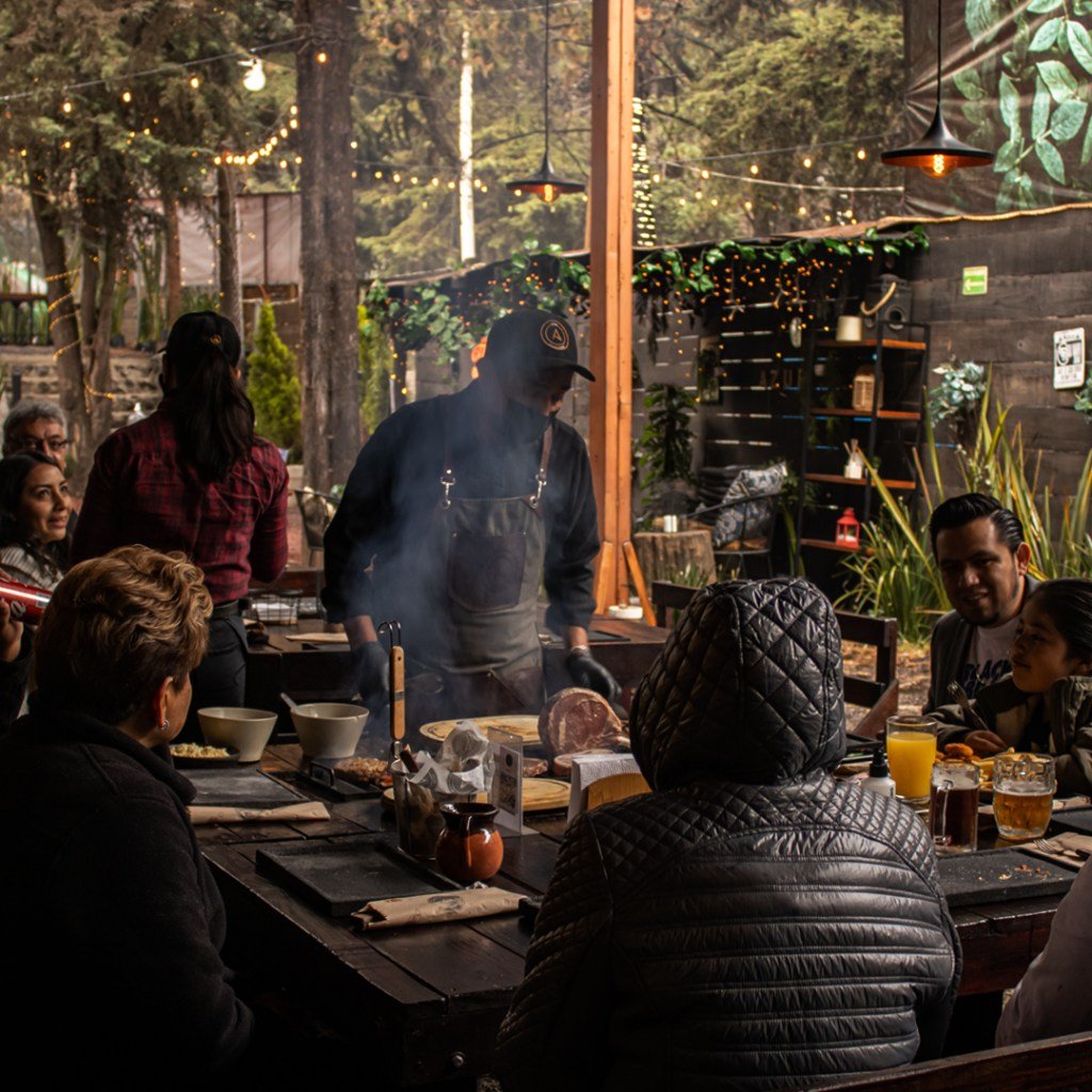 En este restaurante en medio del bosque te preparan los mejores cortes de carne en tu mesa