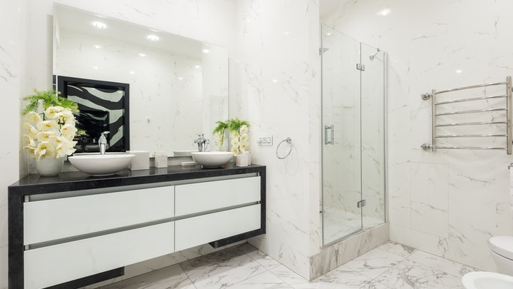Ideas para decorar con espejos diferentes estancias de la casa 7 bano-con-espejo-grande