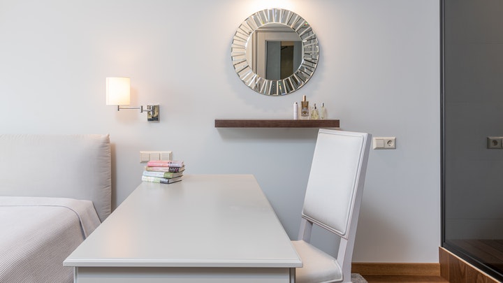 Ideas para decorar con espejos diferentes estancias de la casa 5 espejo-situado-sobre-un-estante