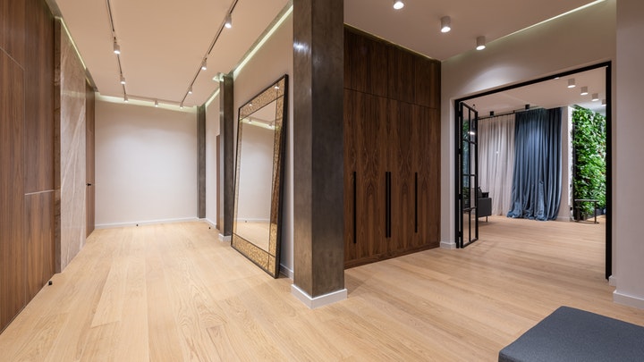Ideas para decorar con espejos diferentes estancias de la casa 3 espejo-grande-apoyado-sobre-el-suelo