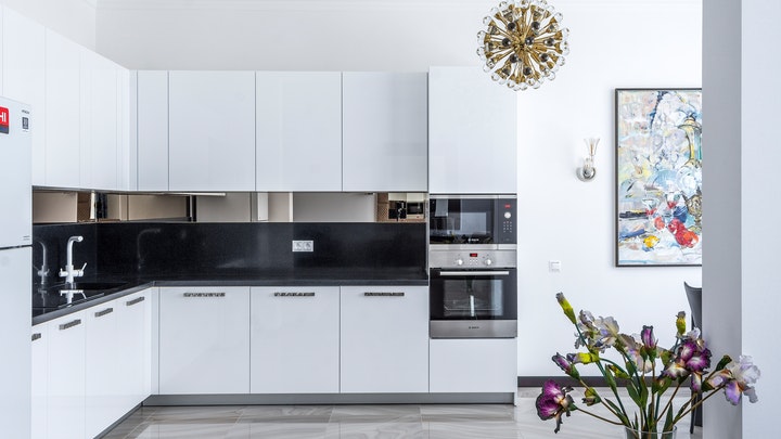 cuadro-con-mucho-color-cerca-de-la-cocina