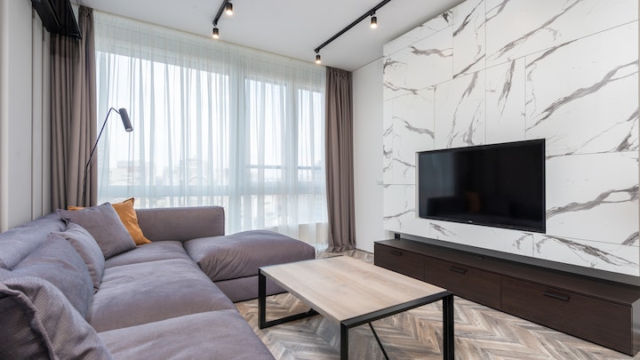 Consejos para incrementar la comodidad en la zona de estar 3 lampara-de-pie-junto-al-sofa