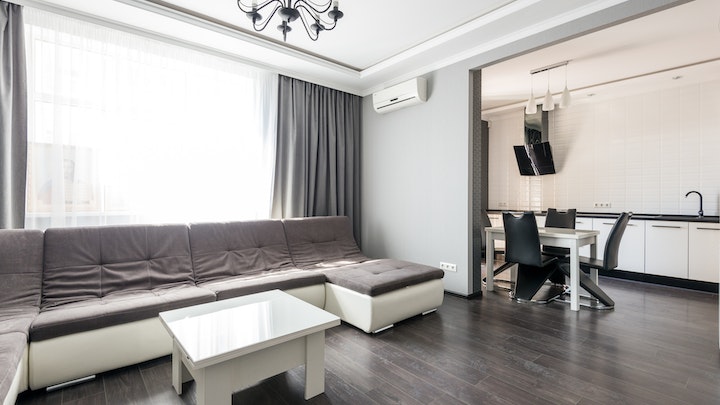 Consejos para incrementar la comodidad en la zona de estar 5 zona-de-estar-con-mesa-de-color-blanco
