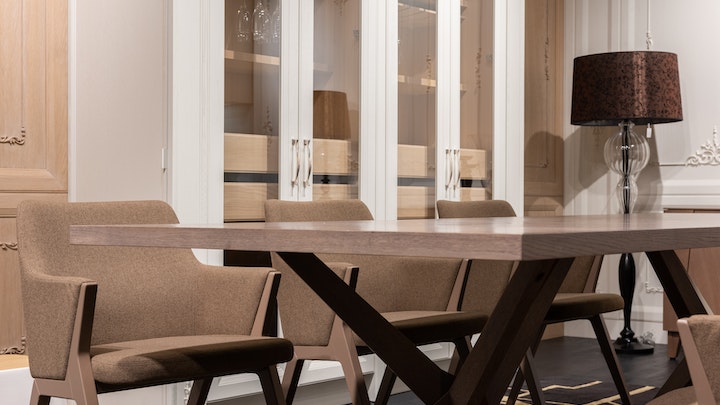 Errores en la elección de los complementos de decoración 2 mesa-de-madera-en-el-salon