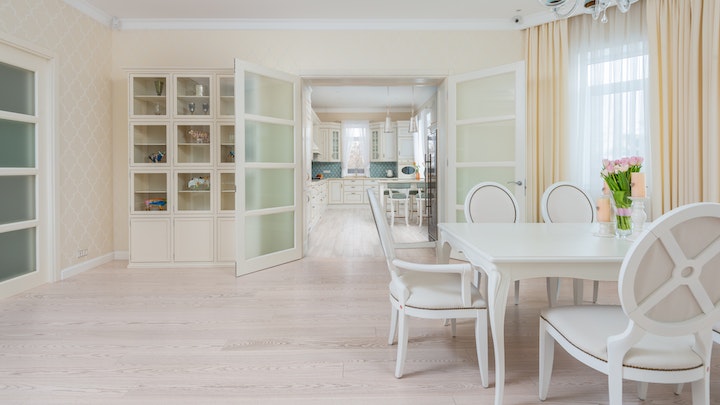 mesa-de-color-blanco-en-el-comedor