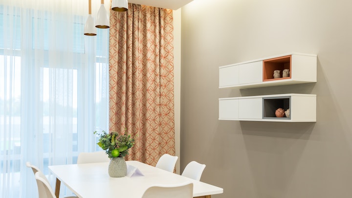 jarron-con-flores-sobre-mesa-de-color-blanco