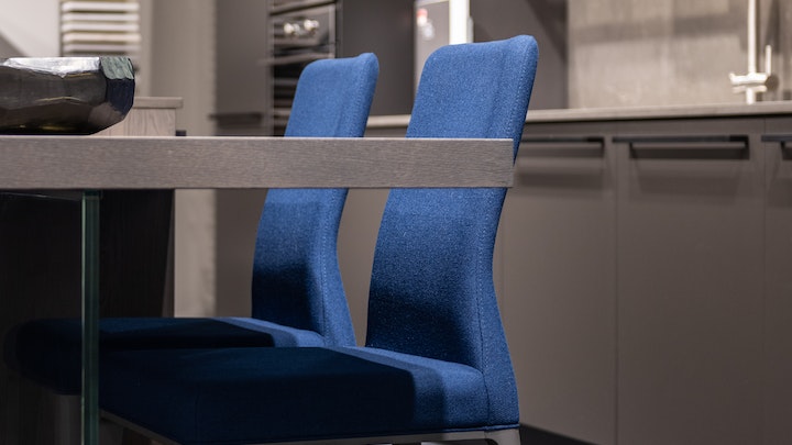 Selección de diseños de sillas de cocina de color azul 8 silla-azul-con-respaldo