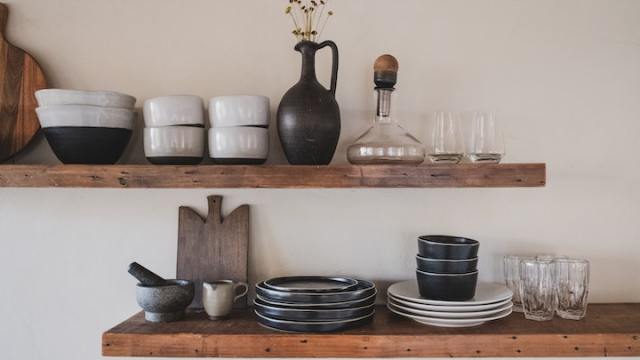 productos-de-cocina-en-estanterias