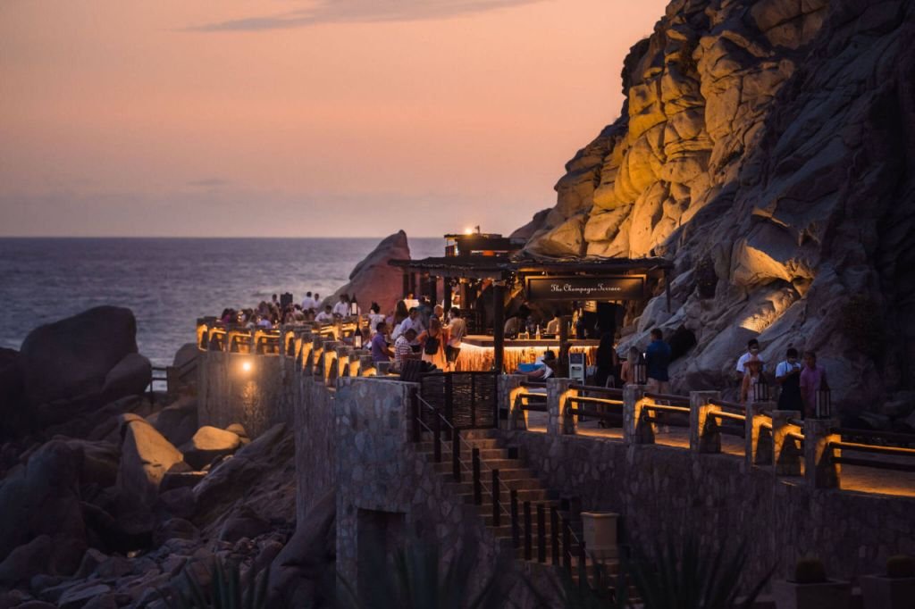 Este restaurante sobre un acantilado en Los Cabos te hará sentir como si vacacionaras en el mediterráneo