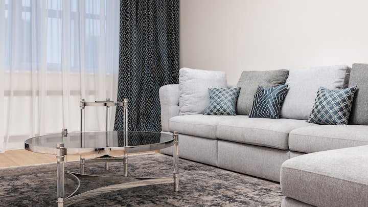 sofa-gris-para-un-salon-clasico