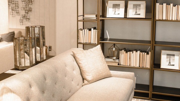 sofa-de-color-claro-en-salon-clasico