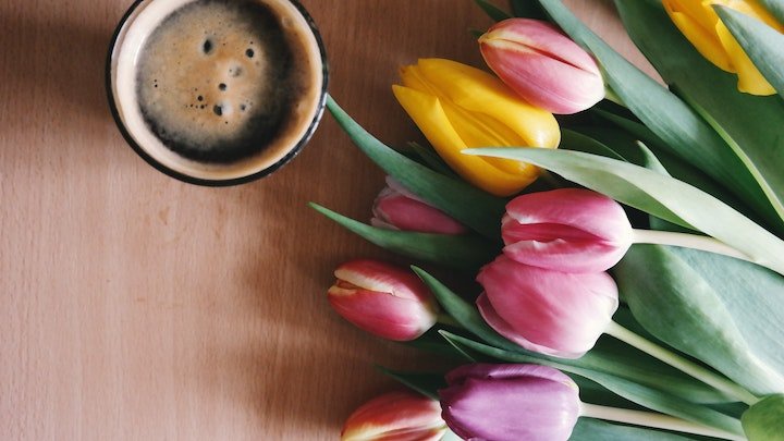 tulipanes-sobre-la-mesa