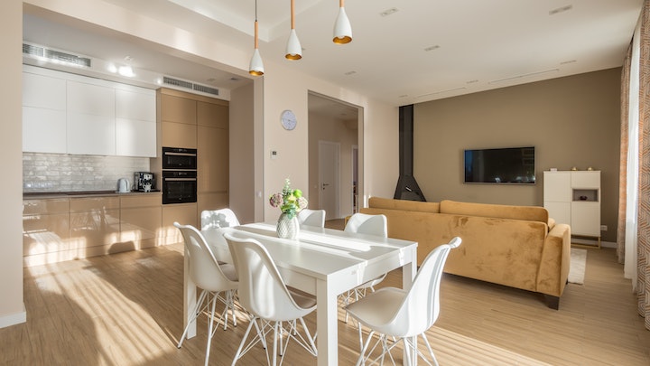 Razones para decorar con flores naturales o artificiales 3 jarron-con-flores-en-mesa-blanca