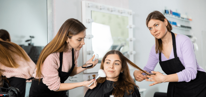Mujer siendo atendida en una peluquería