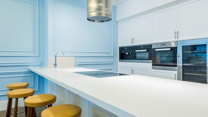cocina-con-pared-de-color-azul