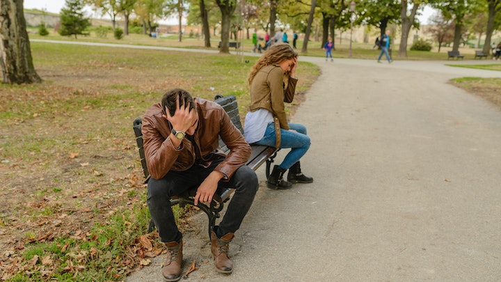 pareja-en-un-banco-de-un-parque