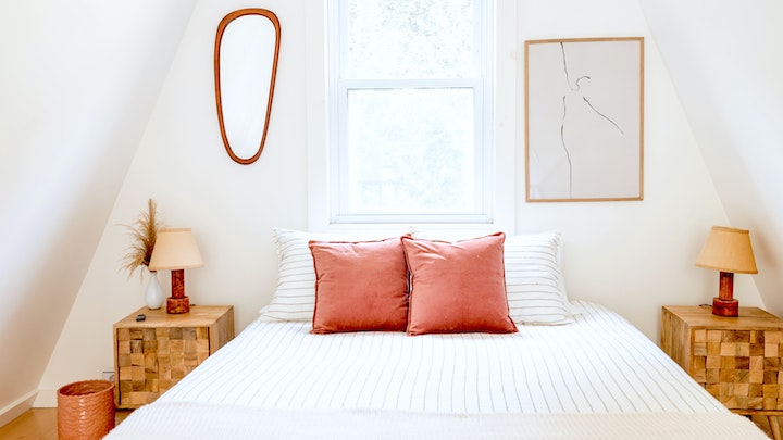 espejo-asimetrico-en-dormitorio