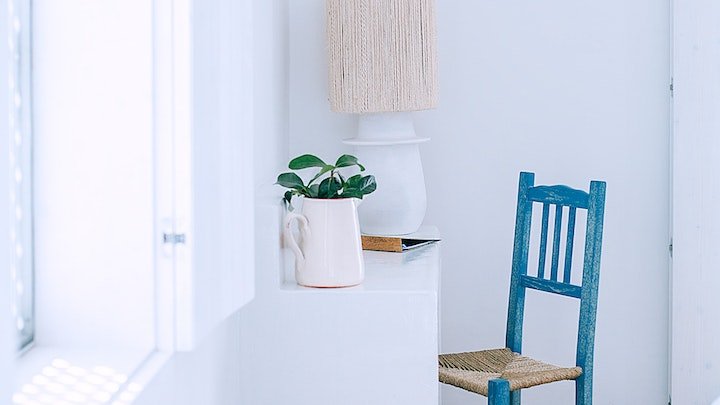 escritorio-de-color-blanco-con-silla-azul