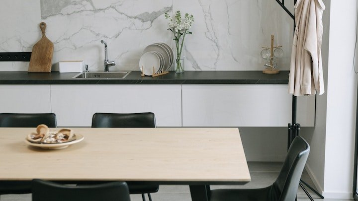 mobiliario-de-cocina-en-blanco-y-negro