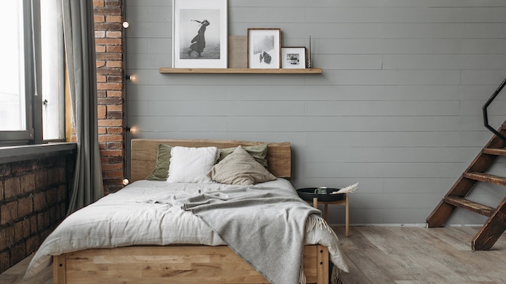 Consejos para decorar una casa de campo en otoño 5 dormitorio-con-una-ventana-grande