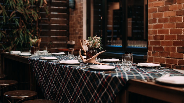 Consejos para decorar una casa de campo en otoño 4 mesa-con-mantel-de-cuadros