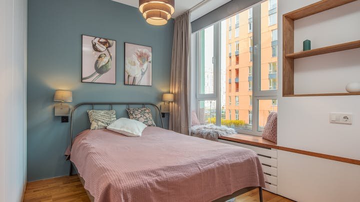 dormitorio-decorado-en-azul-y-rosa