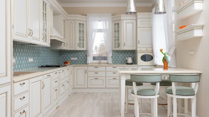 cocina-decorada-en-blanco-y-azul