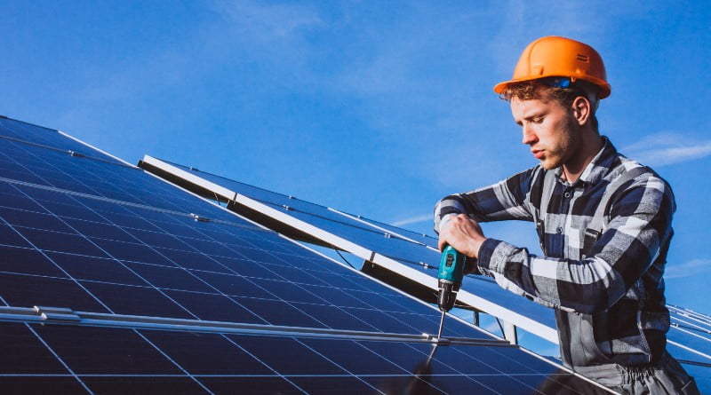 ¿Por qué es importante tener un regulador solar en una instalación fotovoltaica?