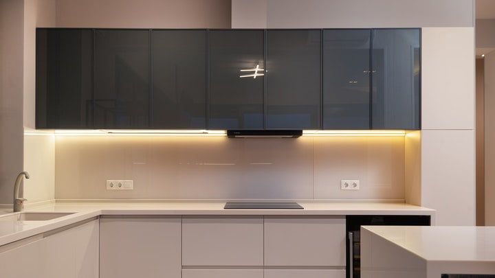 Selección de muebles de cocina en dos colores diferentes