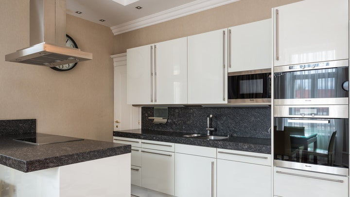 Cinco ventajas de las cocinas con península