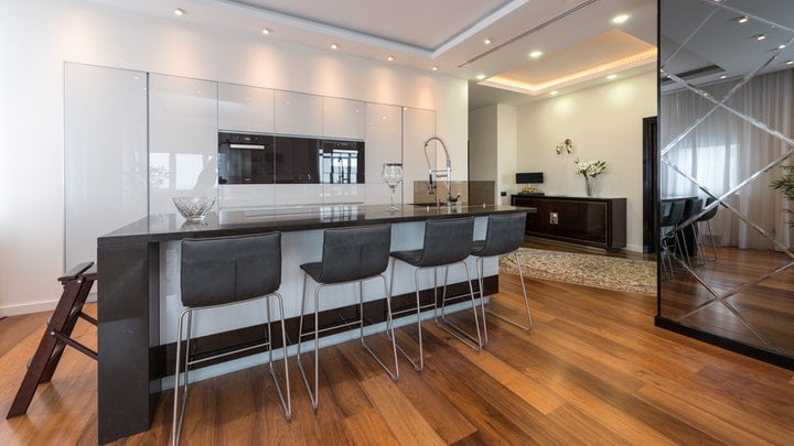 Las ventajas de las cocinas con barra de desayuno