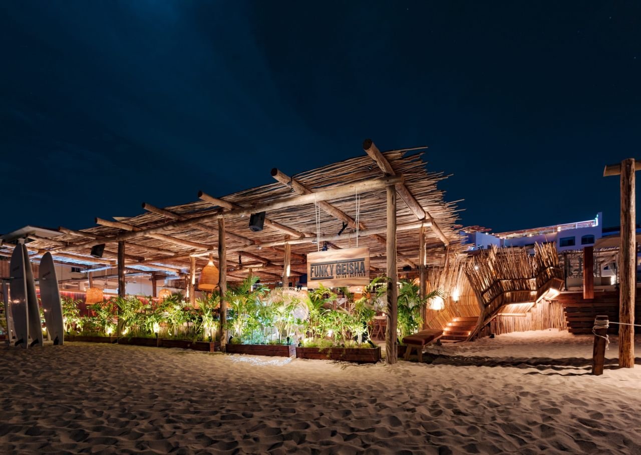 Restaurantes en Cabo San Lucas con ambiente de precopeo y comida espectacular