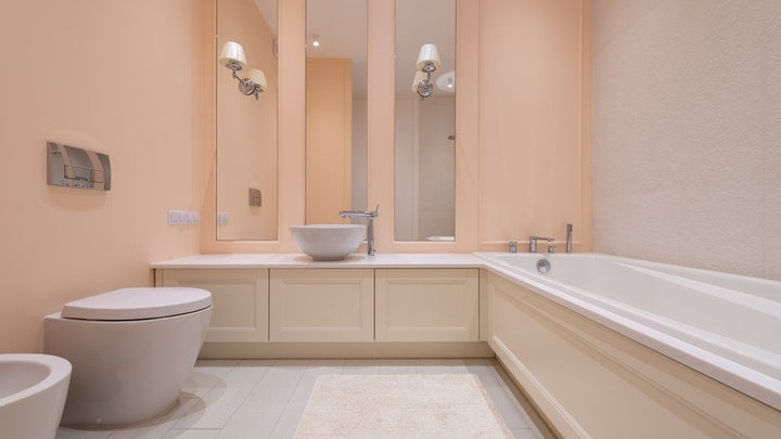 Cinco errores frecuentes en la decoración de baños grandes