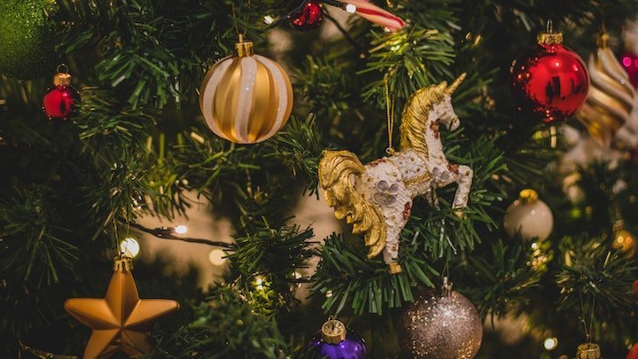 Cómo decorar el árbol de Navidad con adornos dorados
