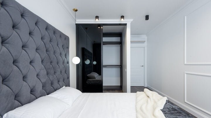 Armarios con puertas correderas en dormitorio pequeños