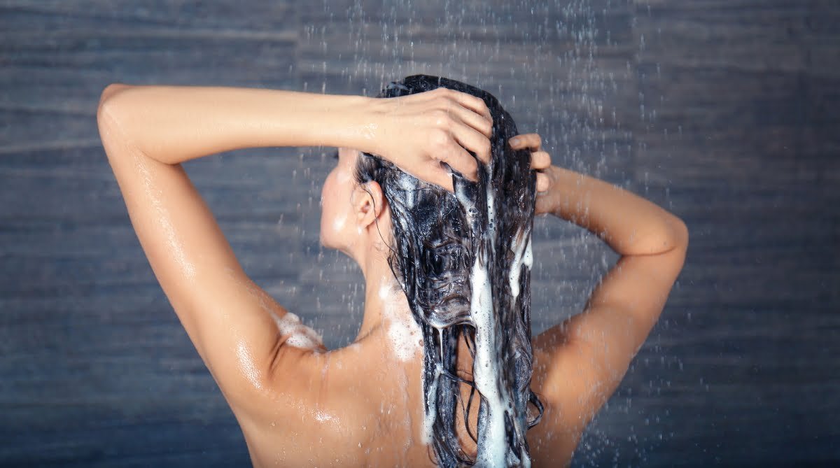 Lavarte el cabello por la noche podría ser dañino: médico explica por qué