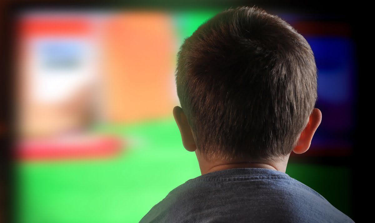 Niños de padres divorciados están más con la televisión y teléfonos que jugando, dice estudio