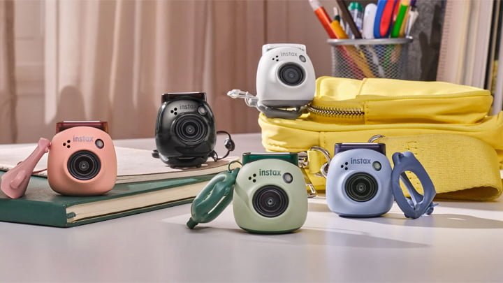 Fujifilm INSTAX Pal, la cámara de bolsillo con gran angular para fotos grupales