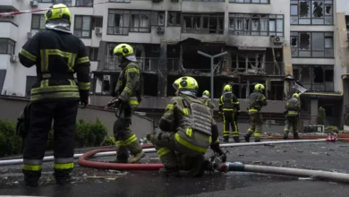 Bomberos cerca de un edificio residencial dañado tras un ataque ruso en Kiev, Ucrania