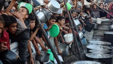 Un grupo de palestinos en un centro de distribución de comida en Ciudad de Gaza,