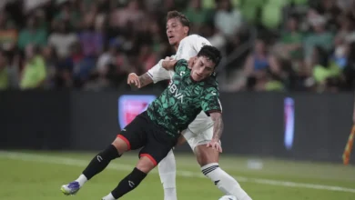 Alejandro Zendejas y sus compañeros de las Estrellas de la Lig MX tuvieron una noche triste al caer contra sus pares de la MLS, como aquí con Guilherme Biro