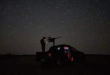 Un soldado ucraniano de la unidad antidrones opera en la región de Donetsk en busca de aeronaves enemigas