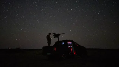Un soldado ucraniano de la unidad antidrones opera en la región de Donetsk en busca de aeronaves enemigas