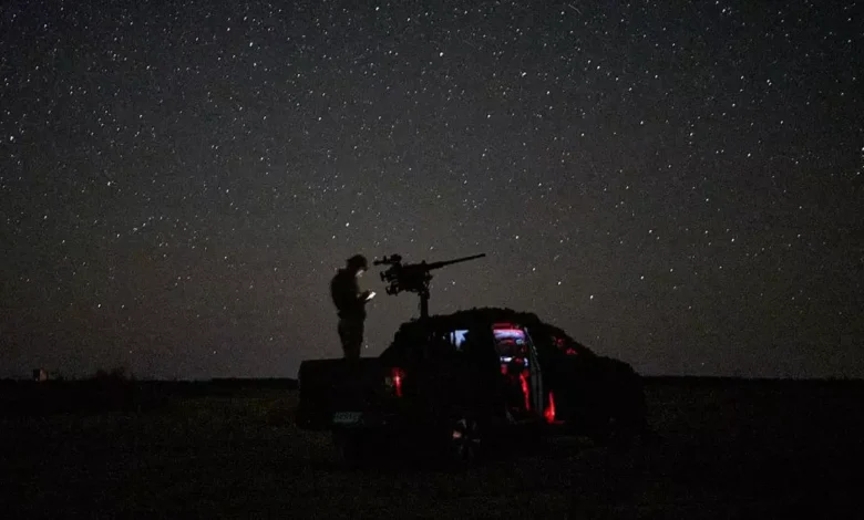 Un soldado ucraniano de la unidad antidrones opera en la región de Donetsk en busca de aeronaves enemigas