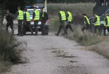 Numerosos militares y agentes de policía aseguran el área donde se ha producido el impacto del presunto dron militar ruso en Polonia.