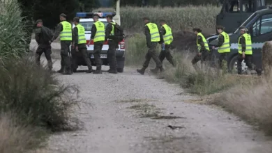 Numerosos militares y agentes de policía aseguran el área donde se ha producido el impacto del presunto dron militar ruso en Polonia.