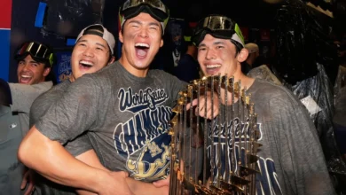 Los lanzadores de los Dodgers de Los Ángeles, Shohei Ohtani, Yoshinobu Yamamoto y Roki Sasaki, celebran su victoria contra los Azulejos de Toronto en el Juego siete de la Serie Mundial de beisbol, el 2 de noviembre de 2025