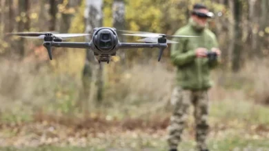 Un soldado ucraniano practica el manejo de un dron en el área ucraniana de Járkov el 29 de octubre.