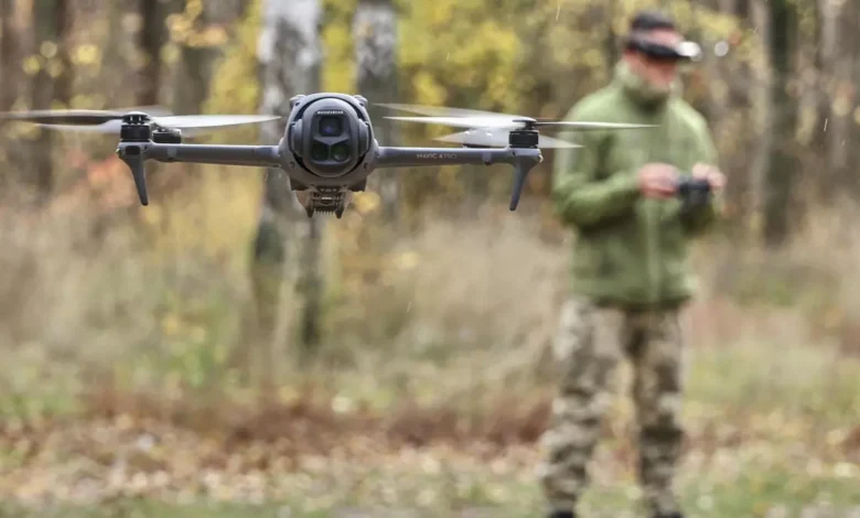 Un soldado ucraniano practica el manejo de un dron en el área ucraniana de Járkov el 29 de octubre.