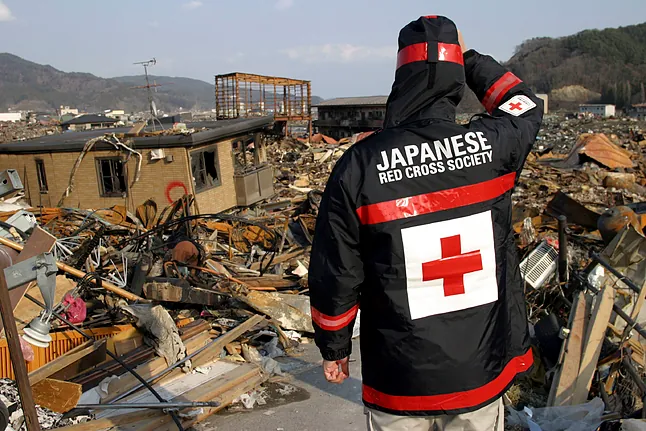 Japón registra un pequeño tsunami tras un terremoto de magnitud 6.7 en el mar